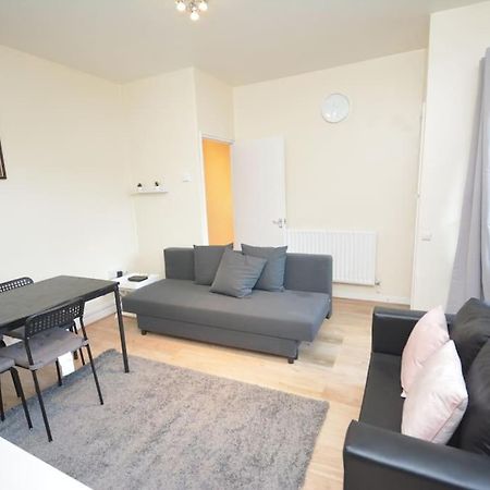 Lovely 4 Bedroom Apartment Close To The City Walking Distance From The Rivere View لندن المظهر الخارجي الصورة