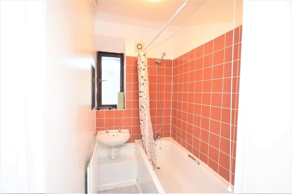 Lovely 4 Bedroom Apartment Close To The City Walking Distance From The Rivere View لندن المظهر الخارجي الصورة