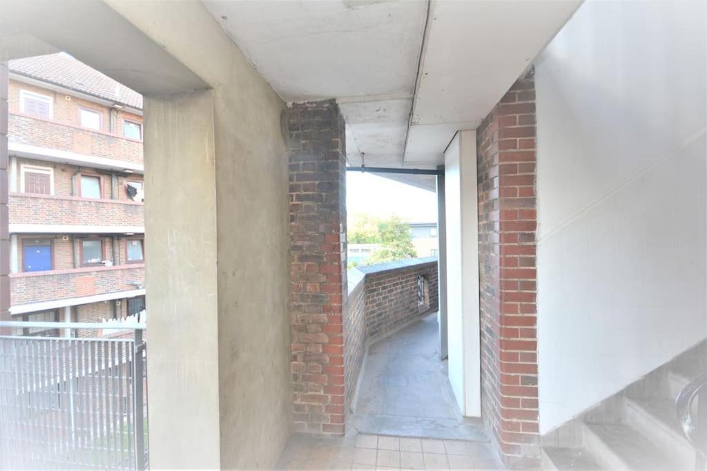 Lovely 4 Bedroom Apartment Close To The City Walking Distance From The Rivere View لندن المظهر الخارجي الصورة
