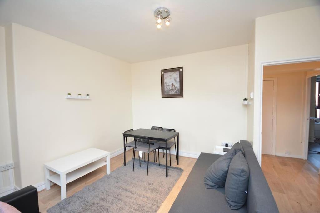 Lovely 4 Bedroom Apartment Close To The City Walking Distance From The Rivere View لندن المظهر الخارجي الصورة