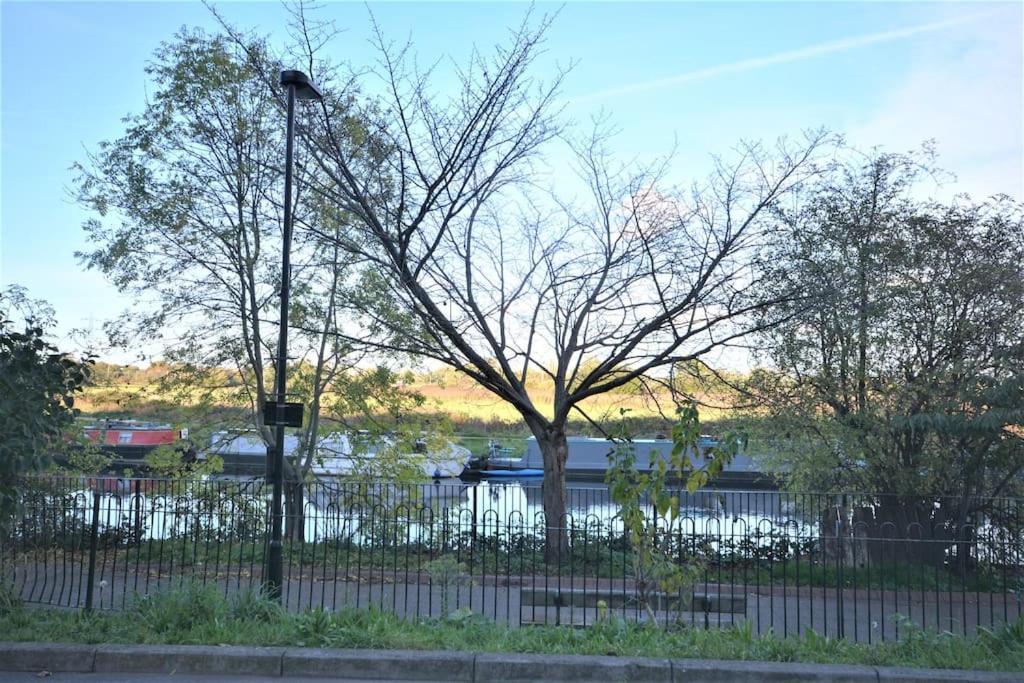 Lovely 4 Bedroom Apartment Close To The City Walking Distance From The Rivere View لندن المظهر الخارجي الصورة