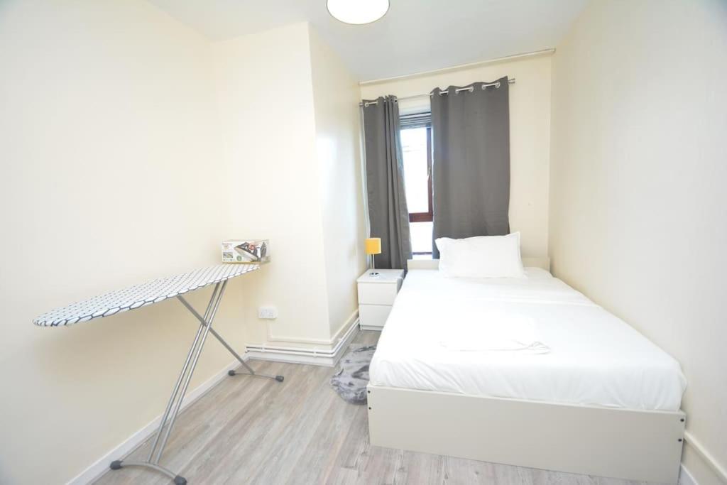 Lovely 4 Bedroom Apartment Close To The City Walking Distance From The Rivere View لندن المظهر الخارجي الصورة