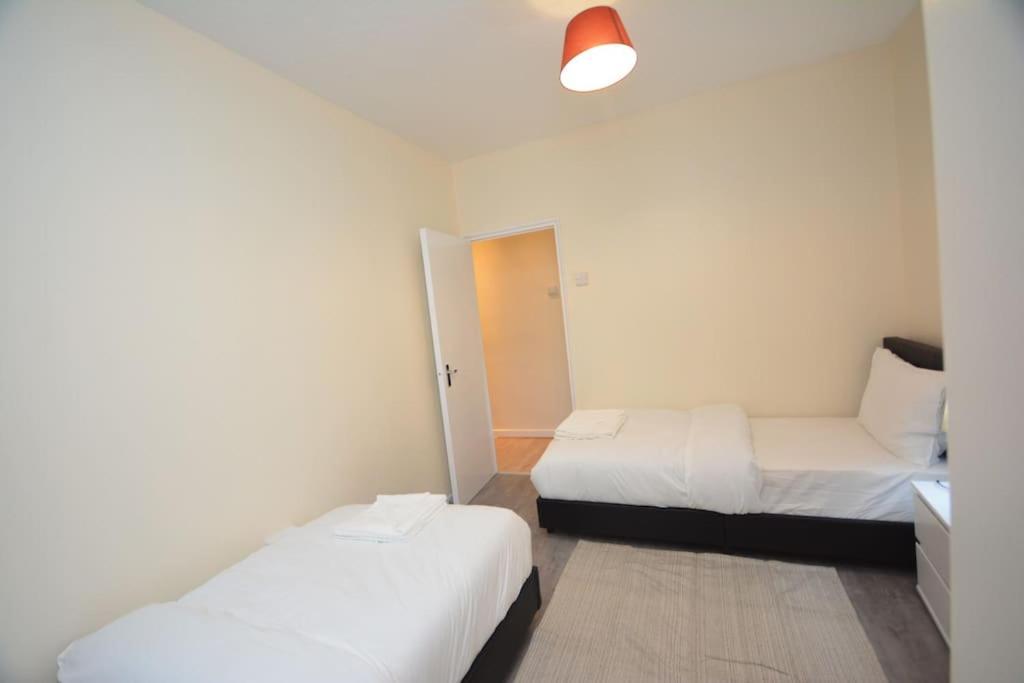 Lovely 4 Bedroom Apartment Close To The City Walking Distance From The Rivere View لندن المظهر الخارجي الصورة