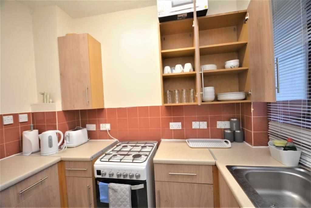 Lovely 4 Bedroom Apartment Close To The City Walking Distance From The Rivere View لندن المظهر الخارجي الصورة