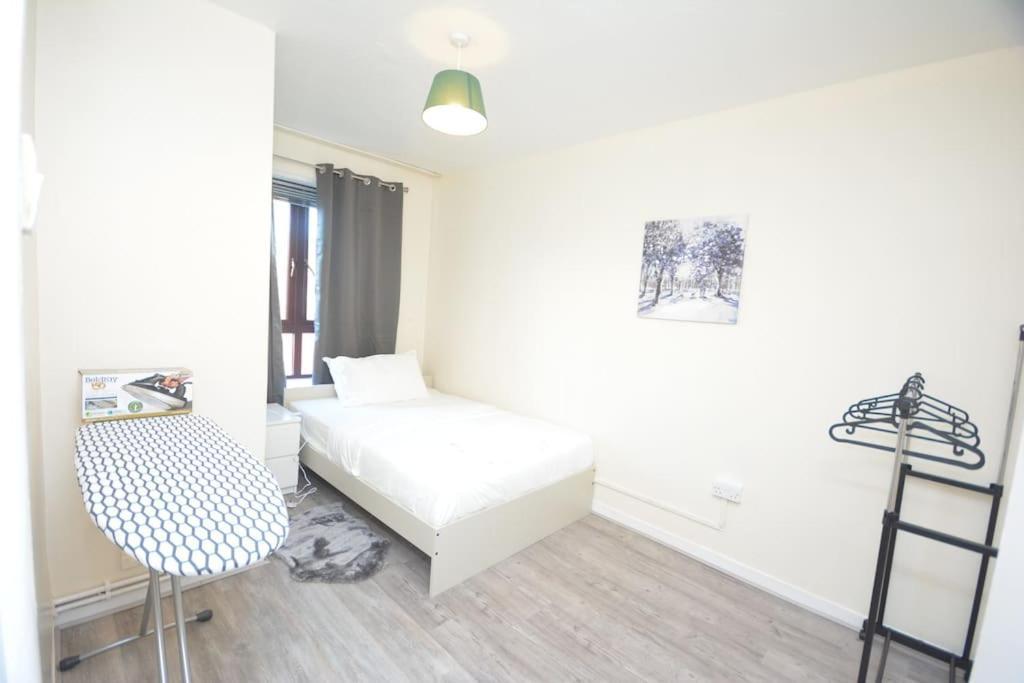 Lovely 4 Bedroom Apartment Close To The City Walking Distance From The Rivere View لندن المظهر الخارجي الصورة