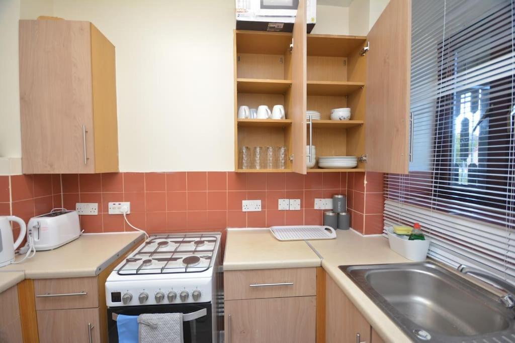 Lovely 4 Bedroom Apartment Close To The City Walking Distance From The Rivere View لندن المظهر الخارجي الصورة