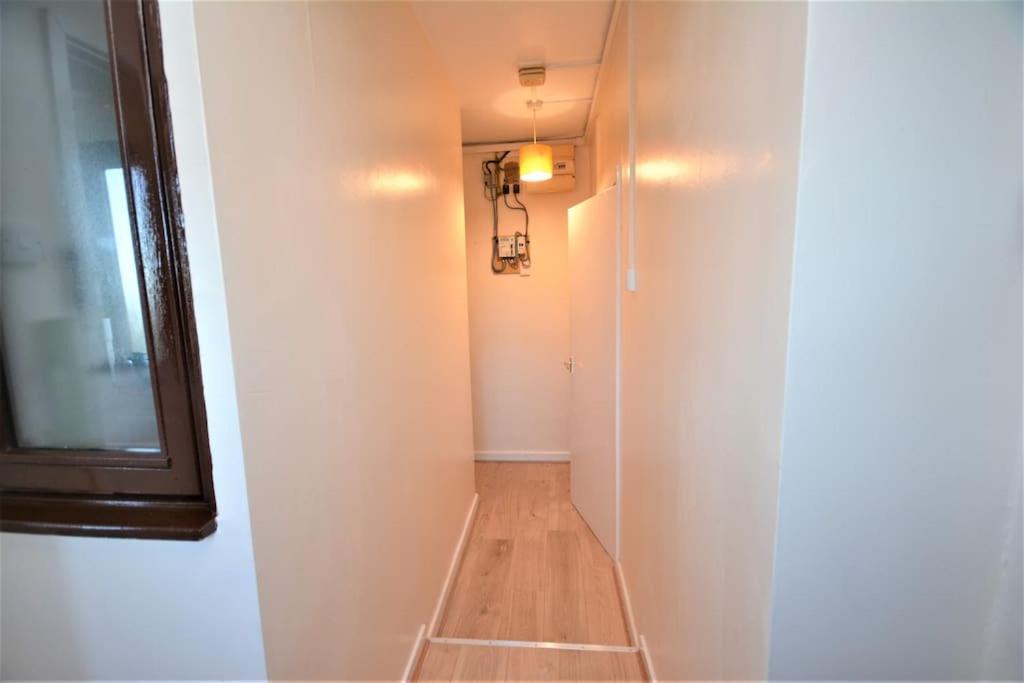 Lovely 4 Bedroom Apartment Close To The City Walking Distance From The Rivere View لندن المظهر الخارجي الصورة
