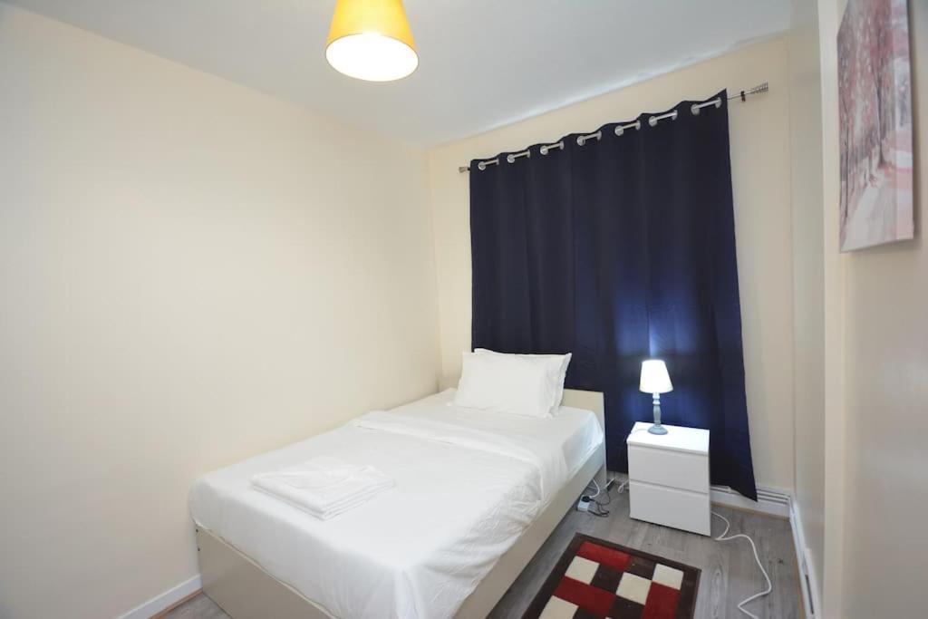 Lovely 4 Bedroom Apartment Close To The City Walking Distance From The Rivere View لندن المظهر الخارجي الصورة