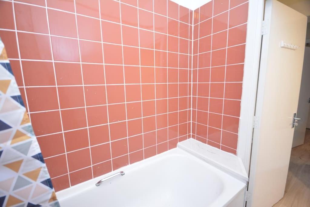 Lovely 4 Bedroom Apartment Close To The City Walking Distance From The Rivere View لندن المظهر الخارجي الصورة