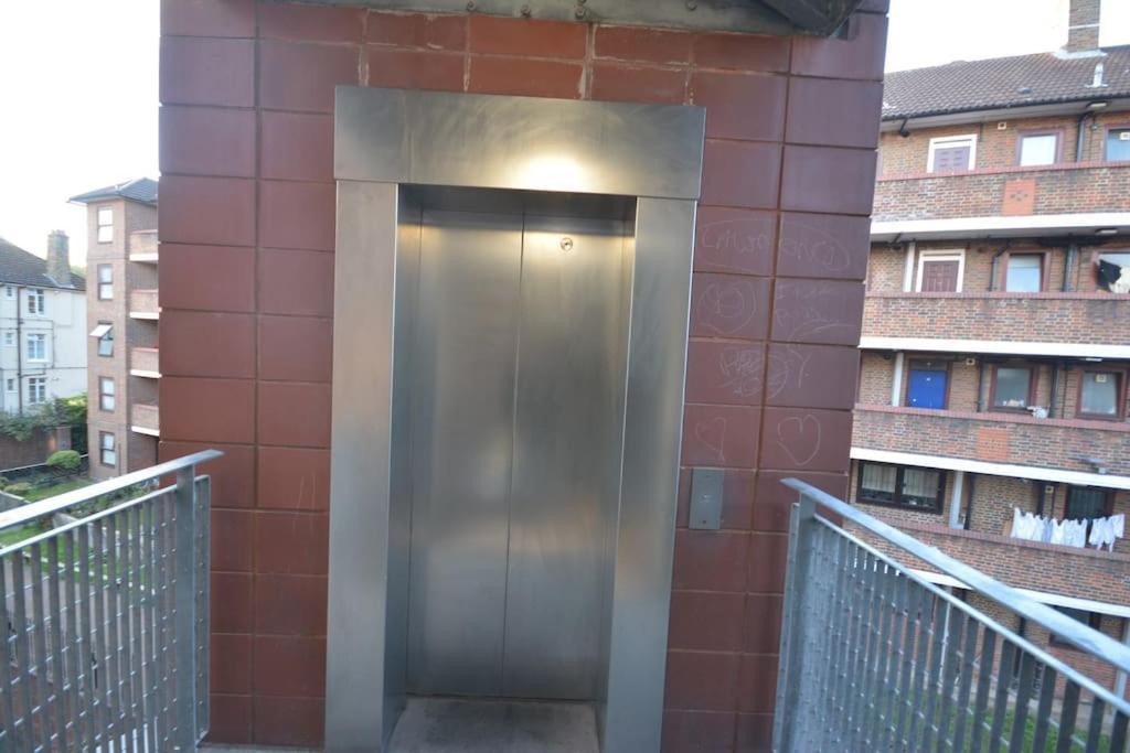 Lovely 4 Bedroom Apartment Close To The City Walking Distance From The Rivere View لندن المظهر الخارجي الصورة