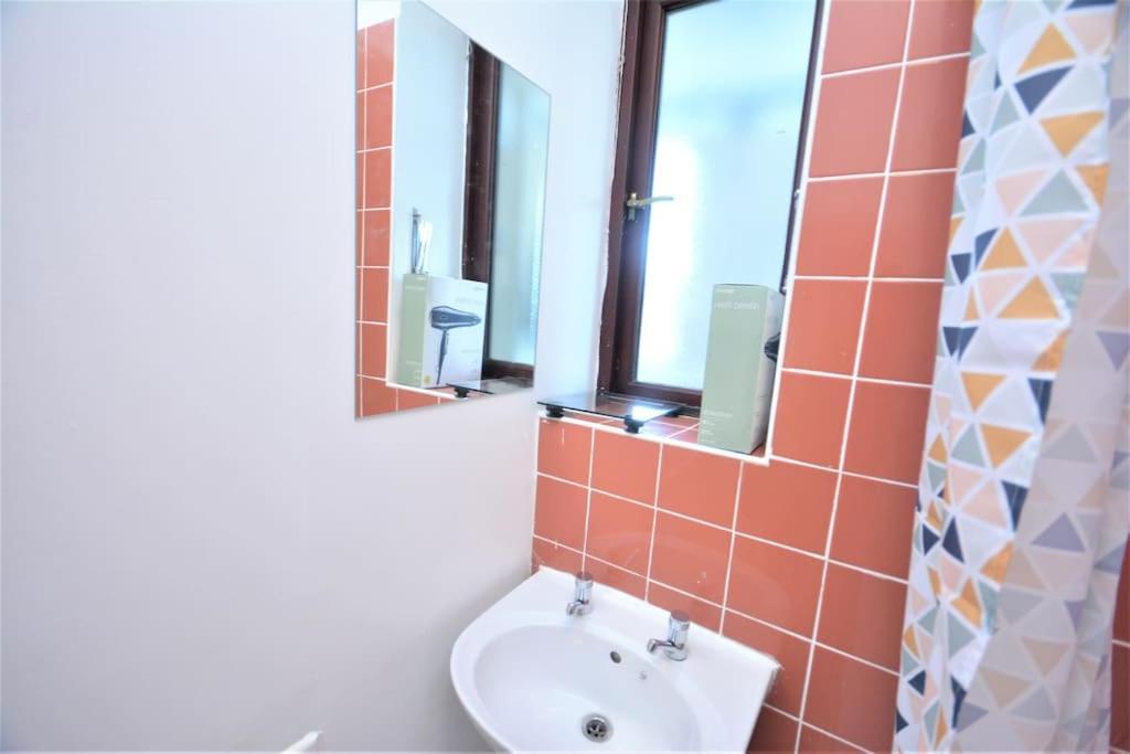 Lovely 4 Bedroom Apartment Close To The City Walking Distance From The Rivere View لندن المظهر الخارجي الصورة